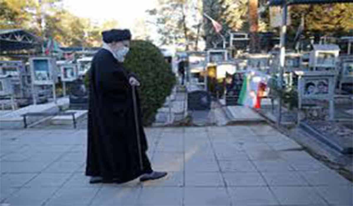 مقام معظم رهبری در گلزار شهدای تهران