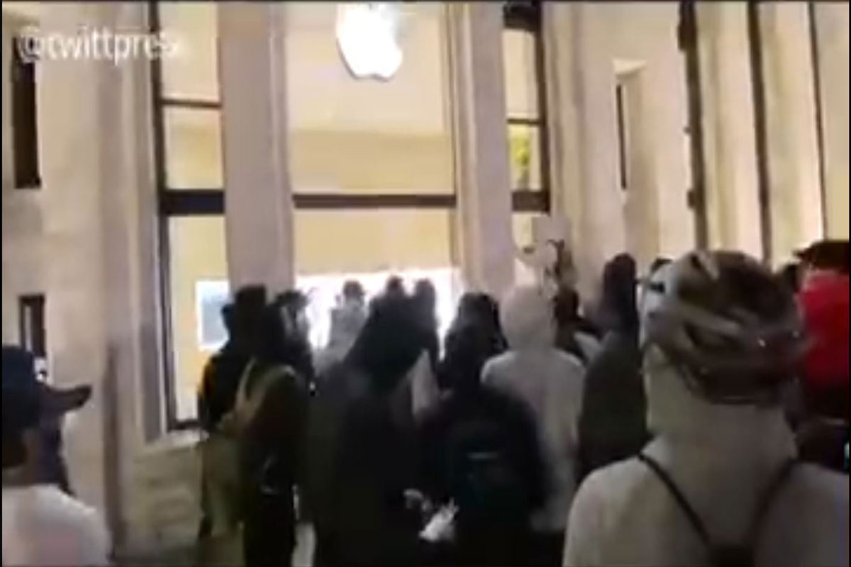 تخریب فروشگاه اپل در واشنگتن توسط معترضین به قتل جرج فلوید