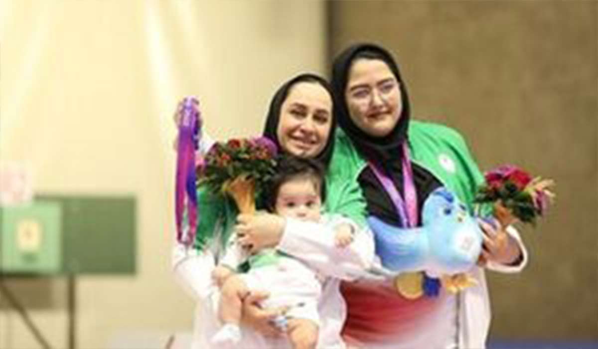 قهرمان ایرانی با فرزندش روی سکو رفت