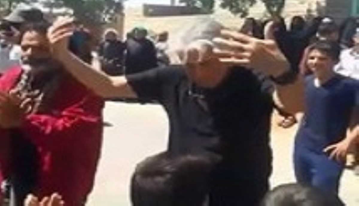 رقص و شادی رضا کیانیان با بچه‌های سیل‌زده