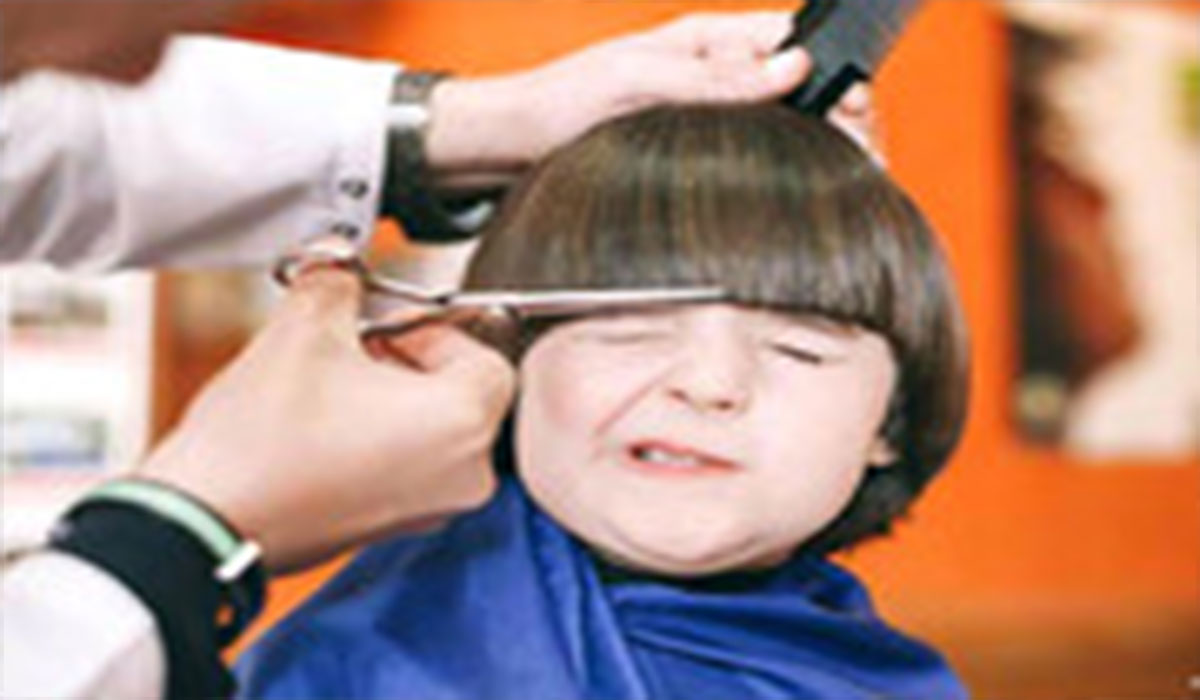 جلوگیری از گریه یک کودک به روش آرایشگر!