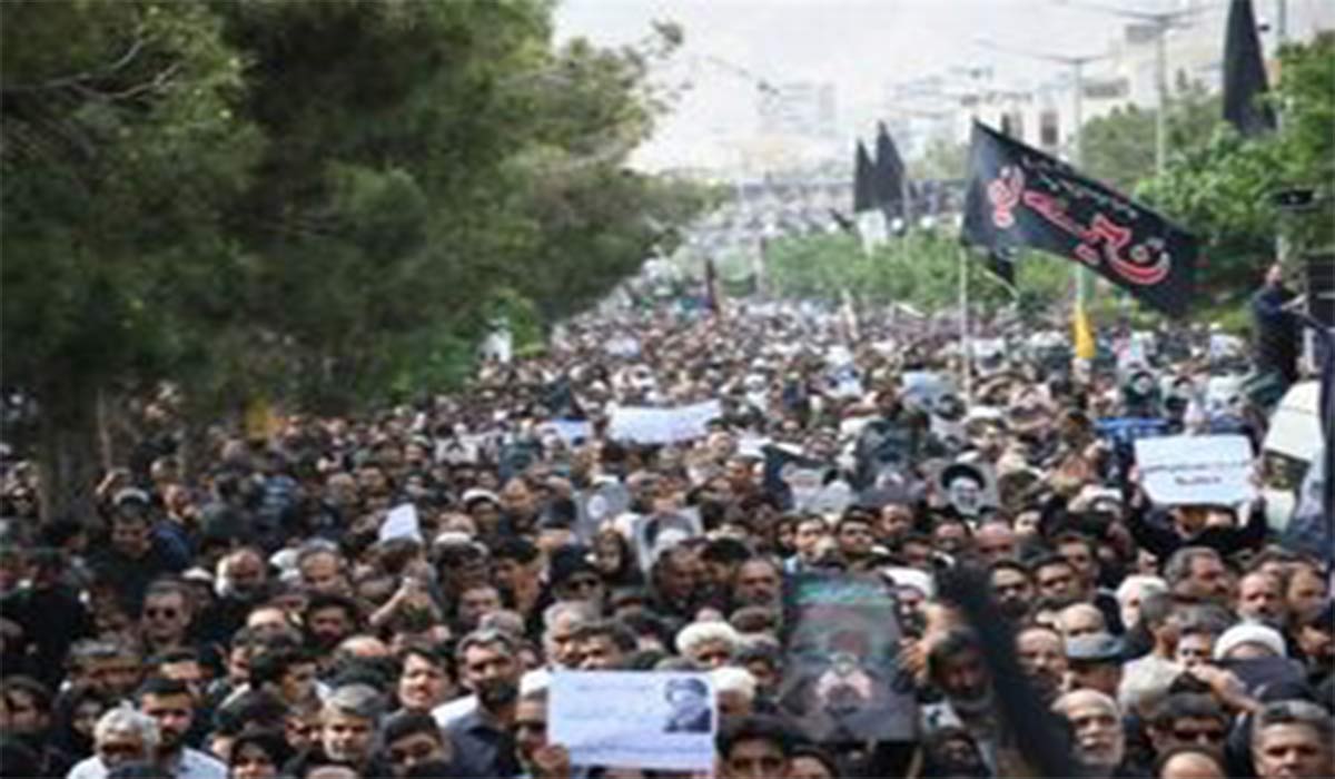 انبوه جمعیت در مراسم تشییع شهید رئیسی در مشهدالرضا