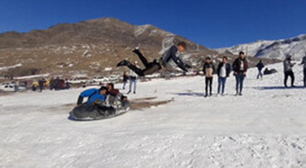 تفریح مردم در ارتفاعات قله برف‌ انبار قم
