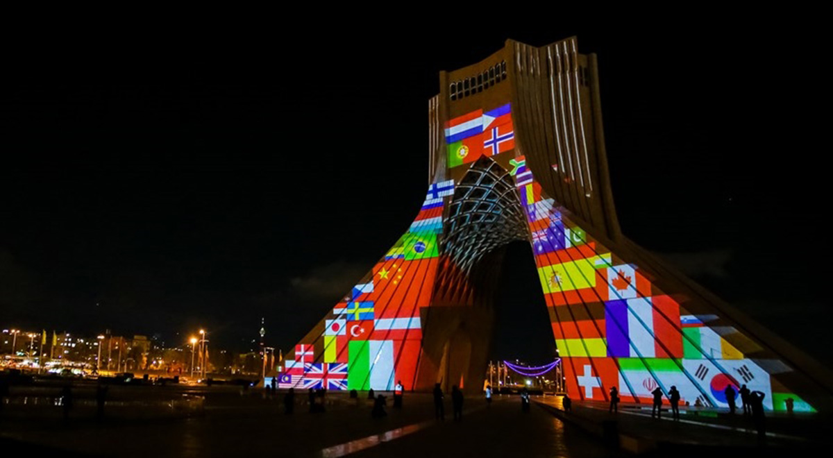 نور پردازی برج آزادی با موضوع همبستگی بین کشورهای درگیر با کرونا