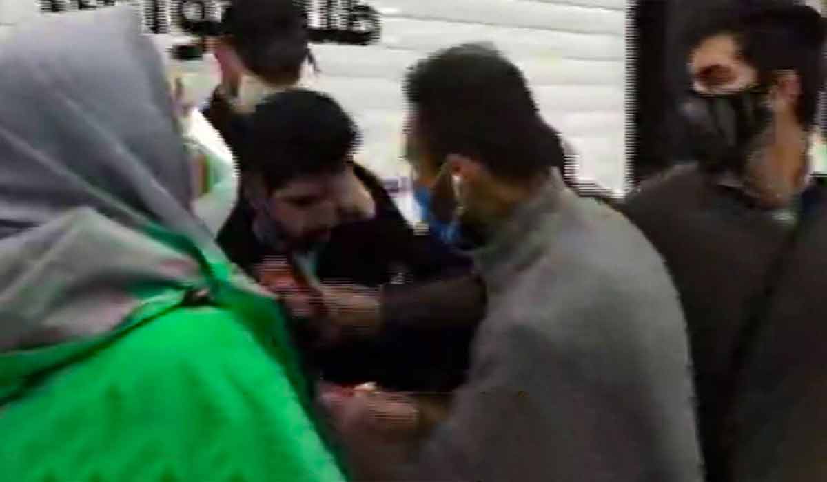 لحظه حمله به خبرنگار در حراجی!