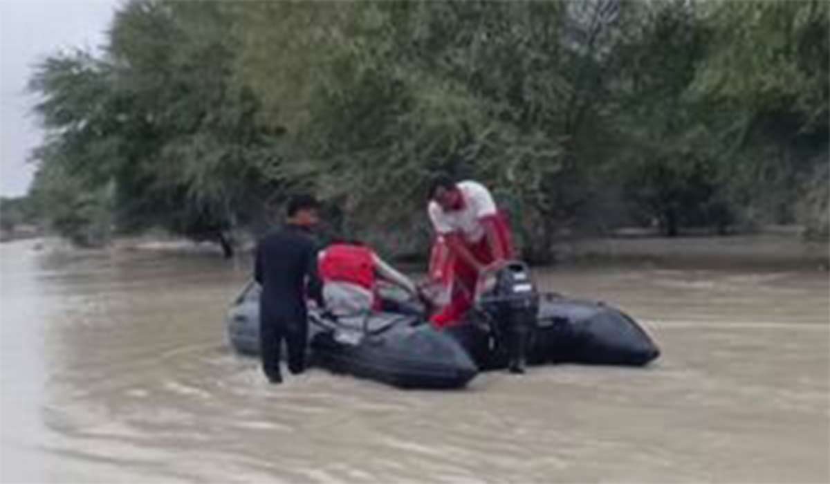 امدادرسانی با قایق در مناطق سیل‌زده شهرستان دشتیاری سیستان‌وبلوچستان