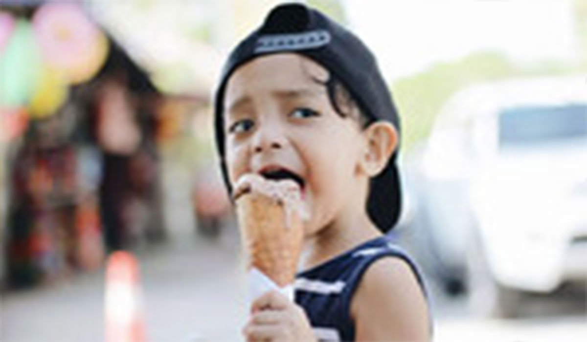 بستنی خوردن خنده دار یک کودک!