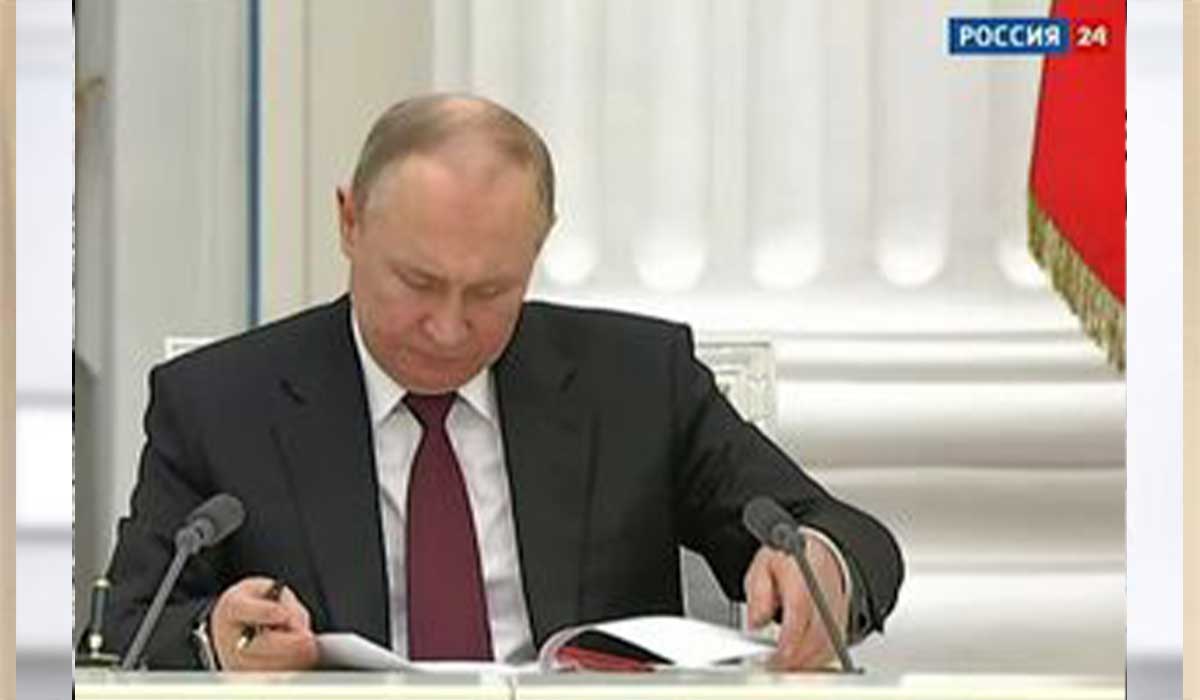 امضای سند استقلال دونتسک و لوهانسک توسط پوتین