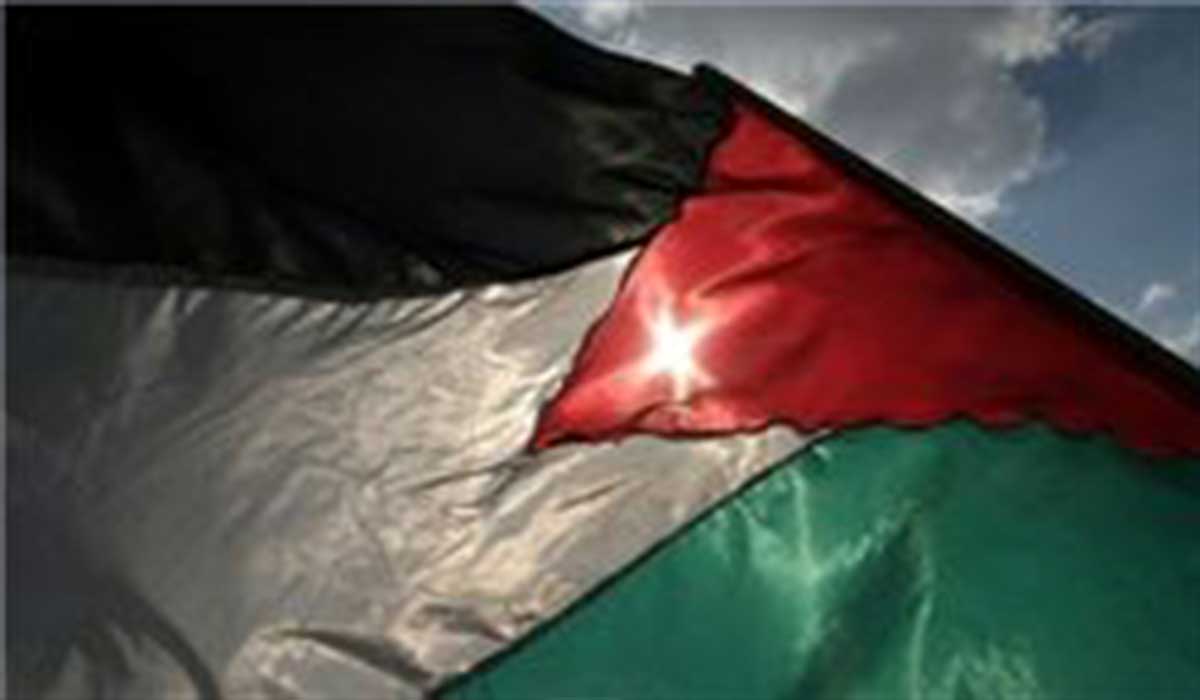 برافراشتن پرچم فلسطین در زمین فوتبال