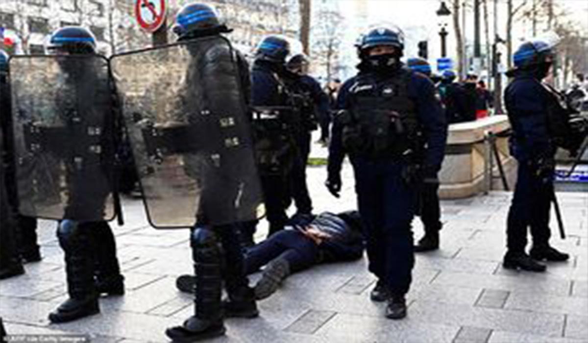 پلیس فرانسه به مدارس با اشک آور و باتوم حمله ور شد!