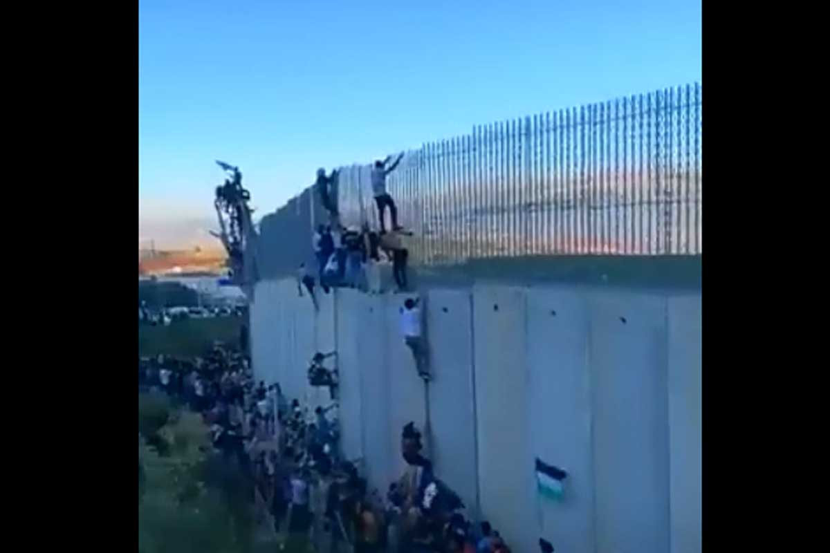 بالا رفتن از دیوار حائل اسرائیل توسط مردم لبنان