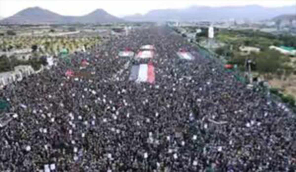 راهپیمایی مردم یمن و آتش زدن پرچم اسرائیل