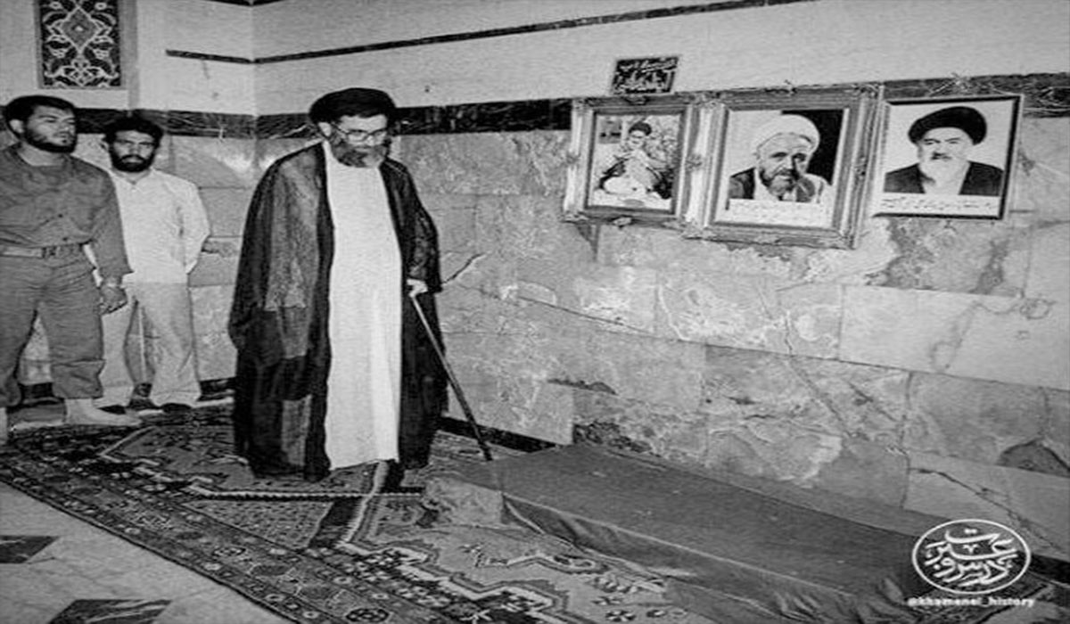 اسفند۶۳ انفجار بمب در نماز جمعه تهران هنگام خطبه‌ آیت‌الله خامنه‌ای