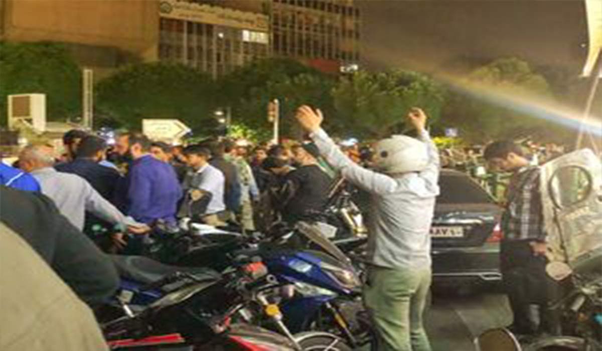 تجمع و دعای مردم در میدان ولیعصر(عج) تهران