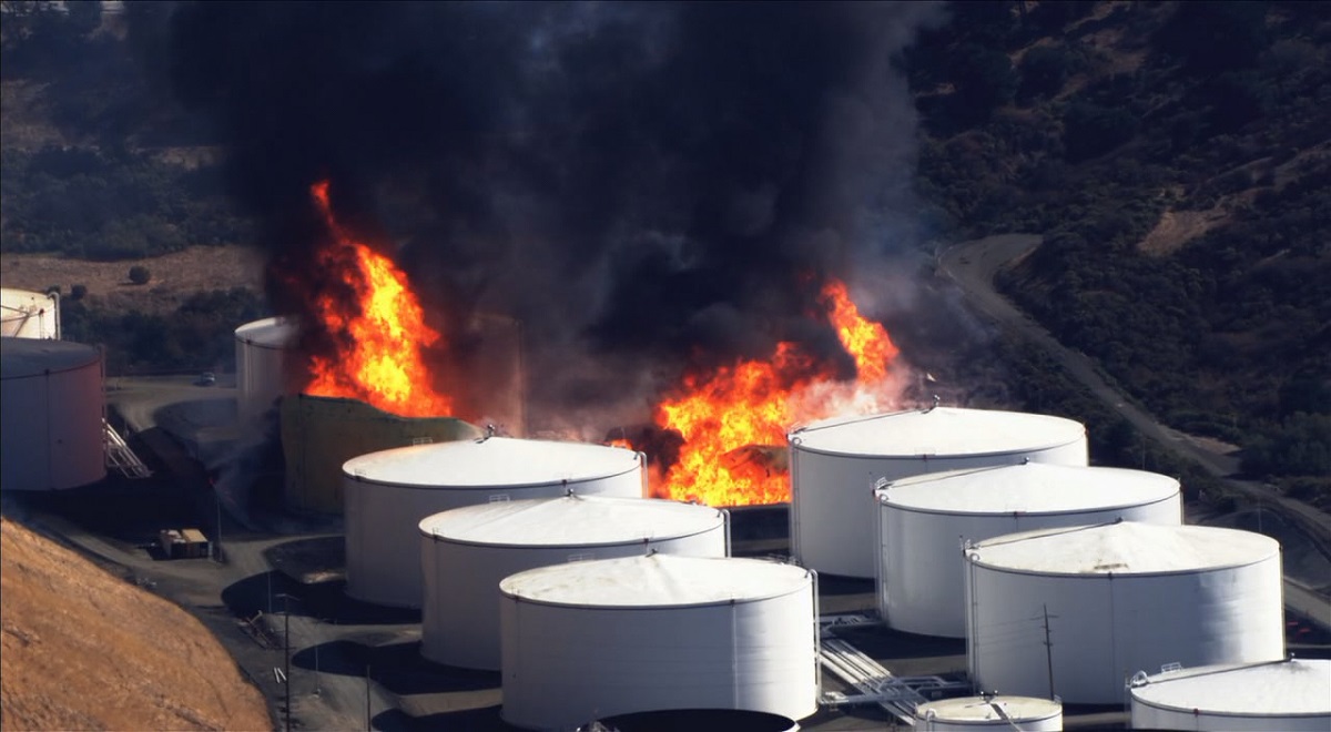 آتش‌سوزی شدید دو مخزن نفت در سانفرانسیکو آمریکا