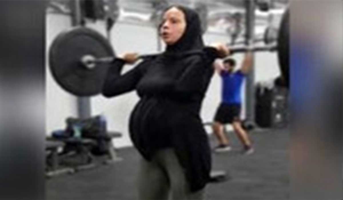 زن باردار مصری در حال بلند کردن وزنه‌های سنگین