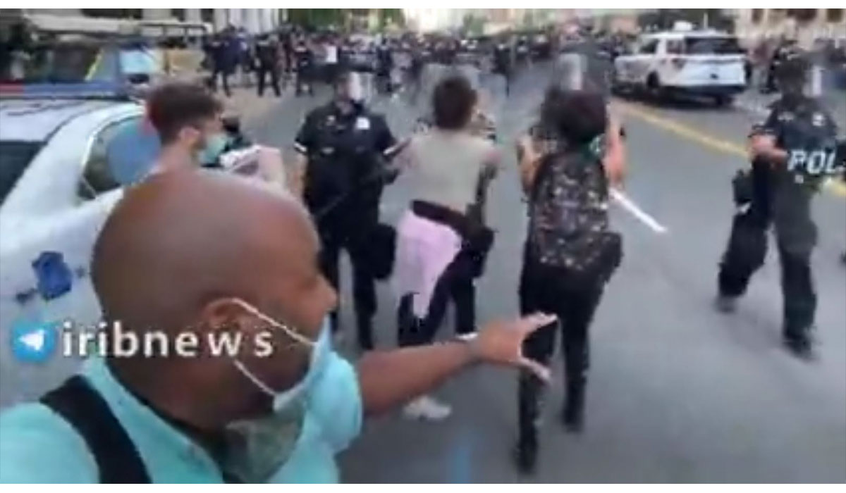 پرتاب نارنجک توسط پلیس آمریکا در بین معترضان به قتل جرج فلوید