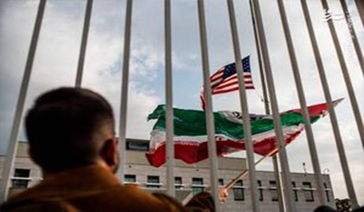 پرچم ایران در دست تظاهرکنندگان ایالت اوتاوا آمریکا