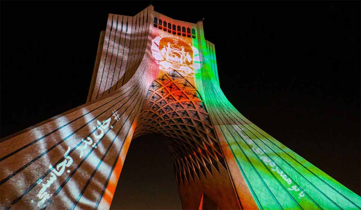 نورپردازی برج آزادی به یاد شهدای دانشگاه کابل