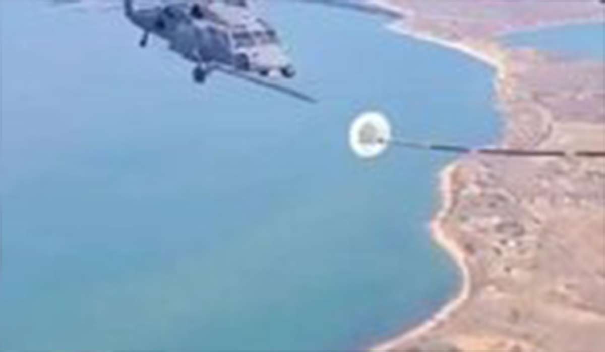 سوخت‌گیری یک هلیکوپتر نظامی در آسمان