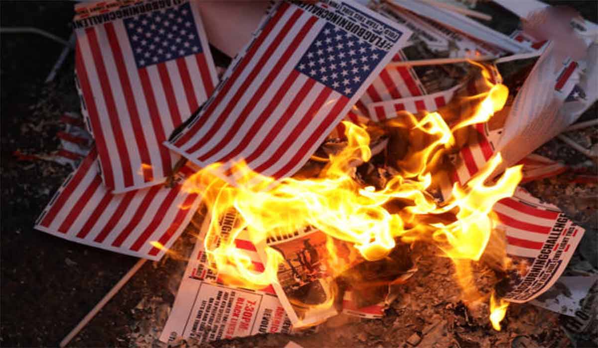 آتش زدن پرچم‌ آمریکا به نشانه اعتراض به بایدن!