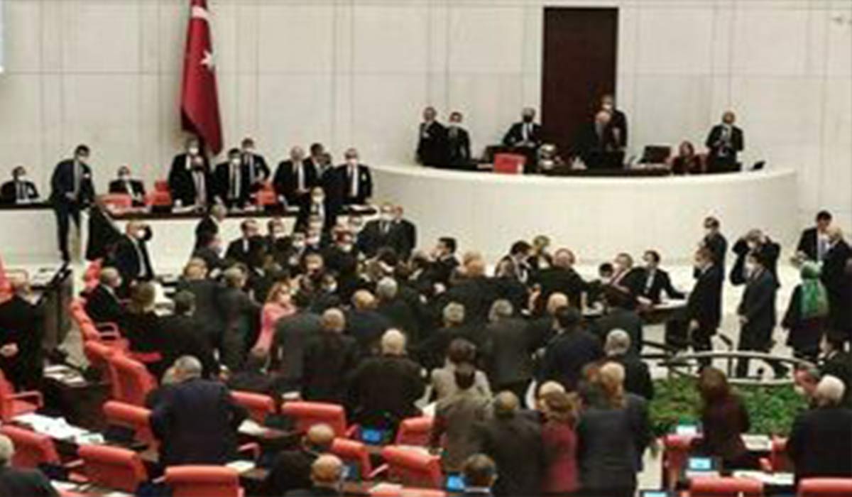 کتک کاری در وسط پارلمان ترکیه!