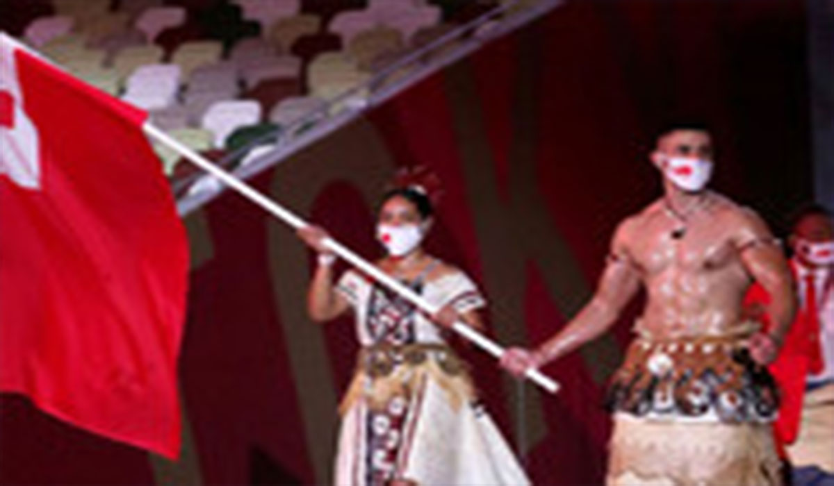 لباس بومی کشور تونگا در رژه المپیک توکیو