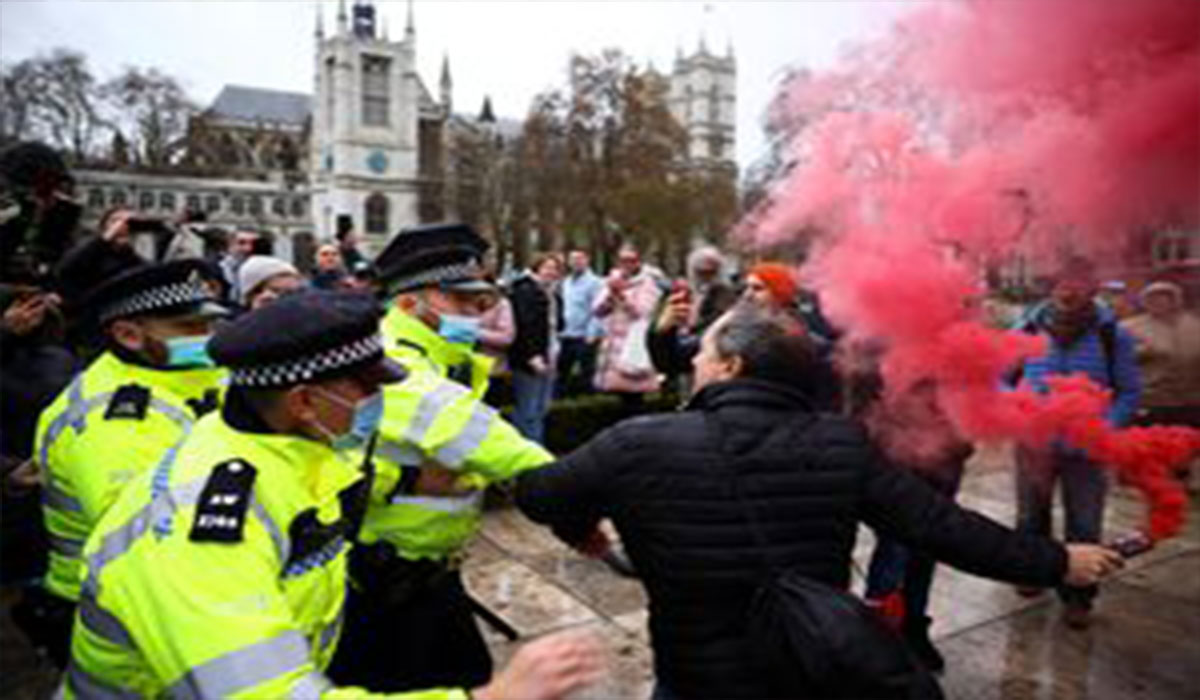 کتک کاری پلیس با معترضان در لندن