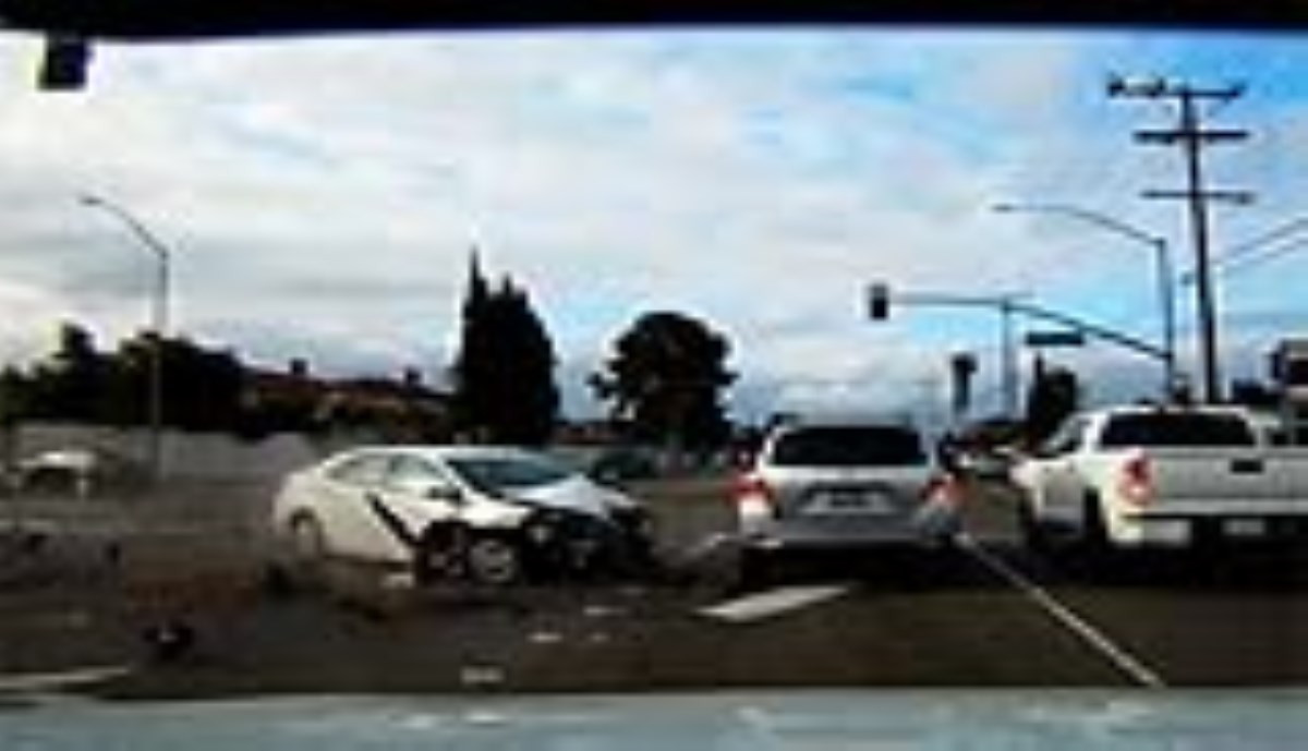 فیلم لحظه تصادف وحشتناک دو خودروی سواری
