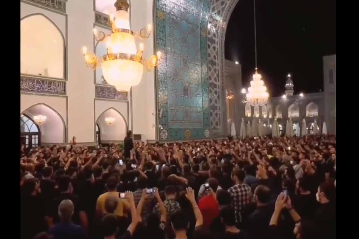 همخوانی مردم در حرم امام رضا (ع) با محمدحسین پویانفر