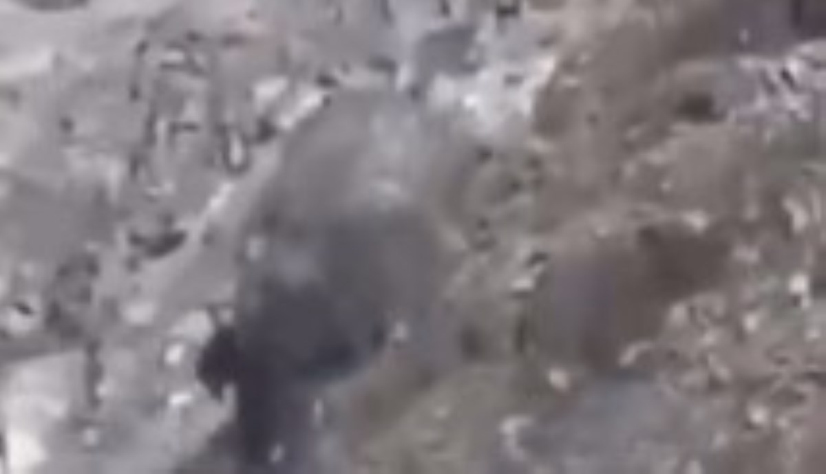 ویدئویی هولناک از لحظه ریزش کوه در محور خوش ییلاق