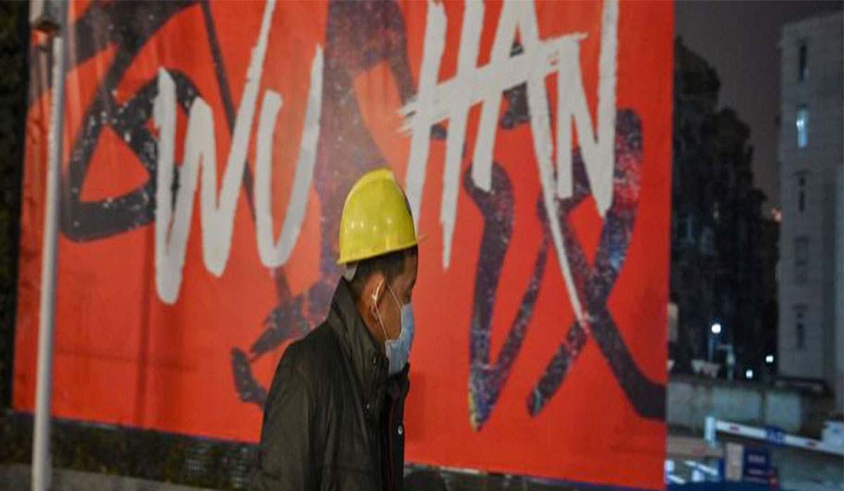 فریادهای «قوی باش» برای دلگرمی مردم قرنطینه شده در یکی از شهرهای چین