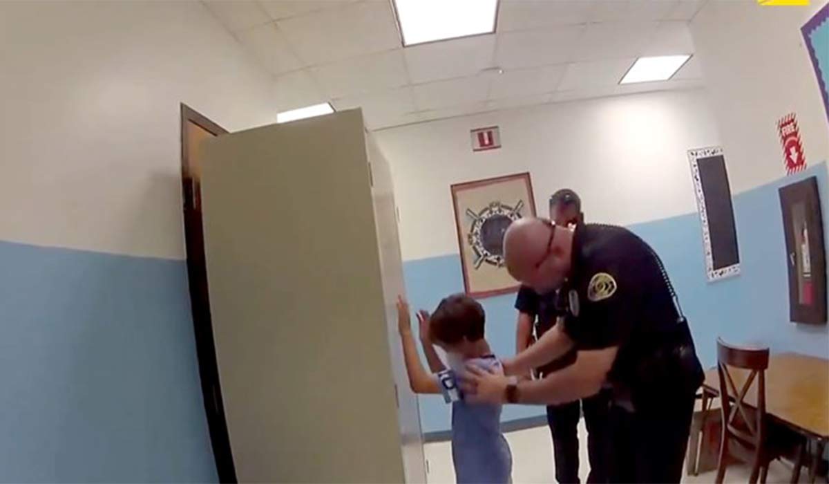دستبند زدن پلیس آمریکا به دست کودک 8 ساله