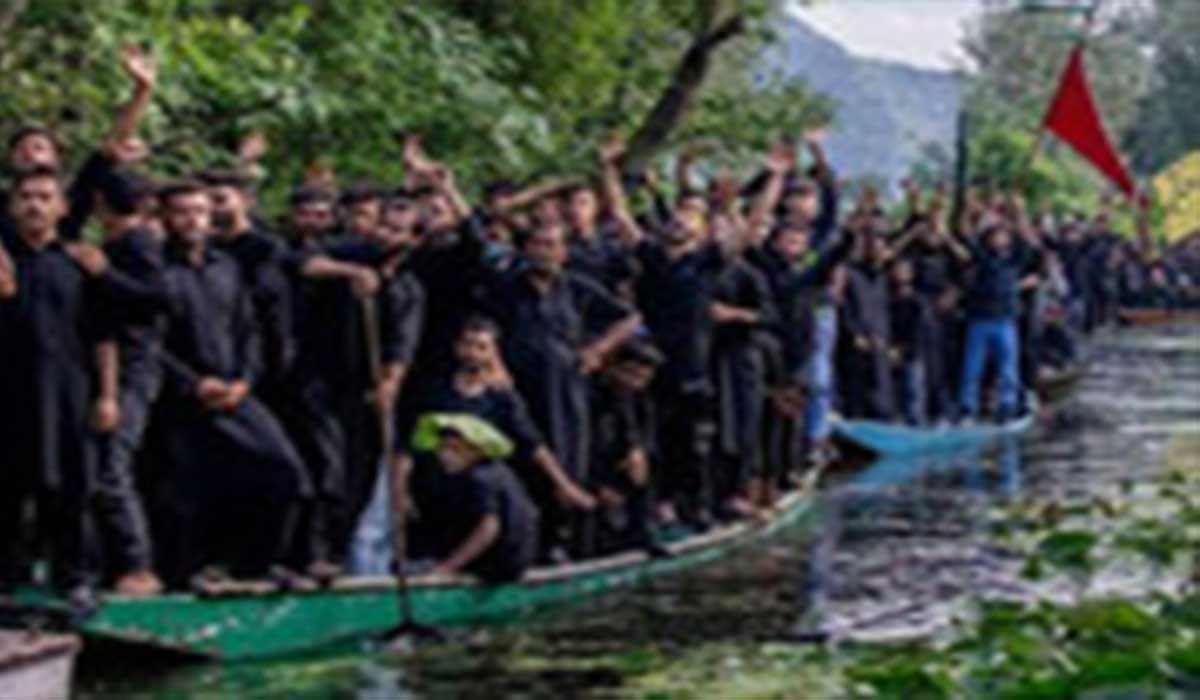 عزاداری شیعیان کشمیر در تاسوعا در قایق روی دریاچه!