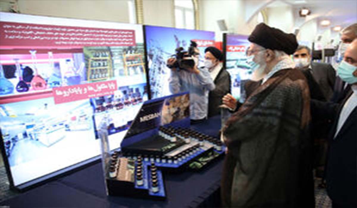 بازدید رهبر انقلاب از نمایشگاه دستاوردهای صنعت هسته‌ای