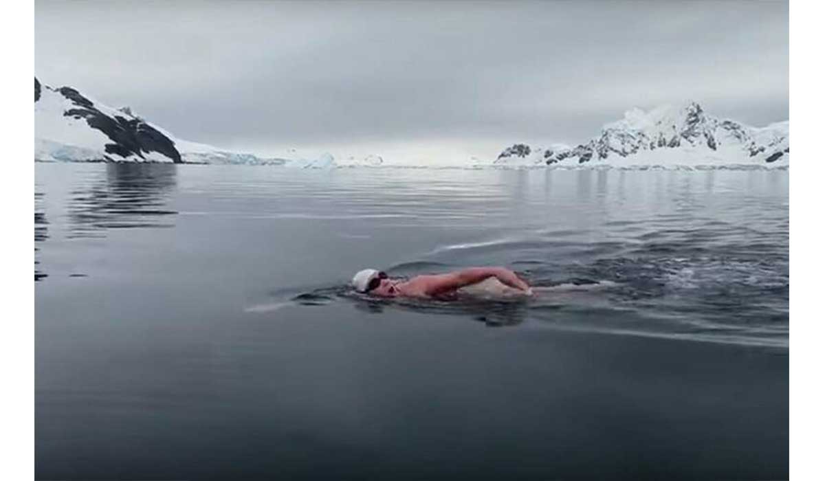 شنا کردن یک شهروند مهابادی در سرما