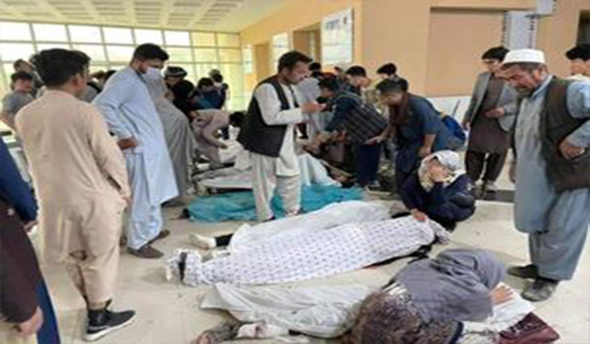 اجساد بر زمین افتاده قربانیان انفجار کابل
