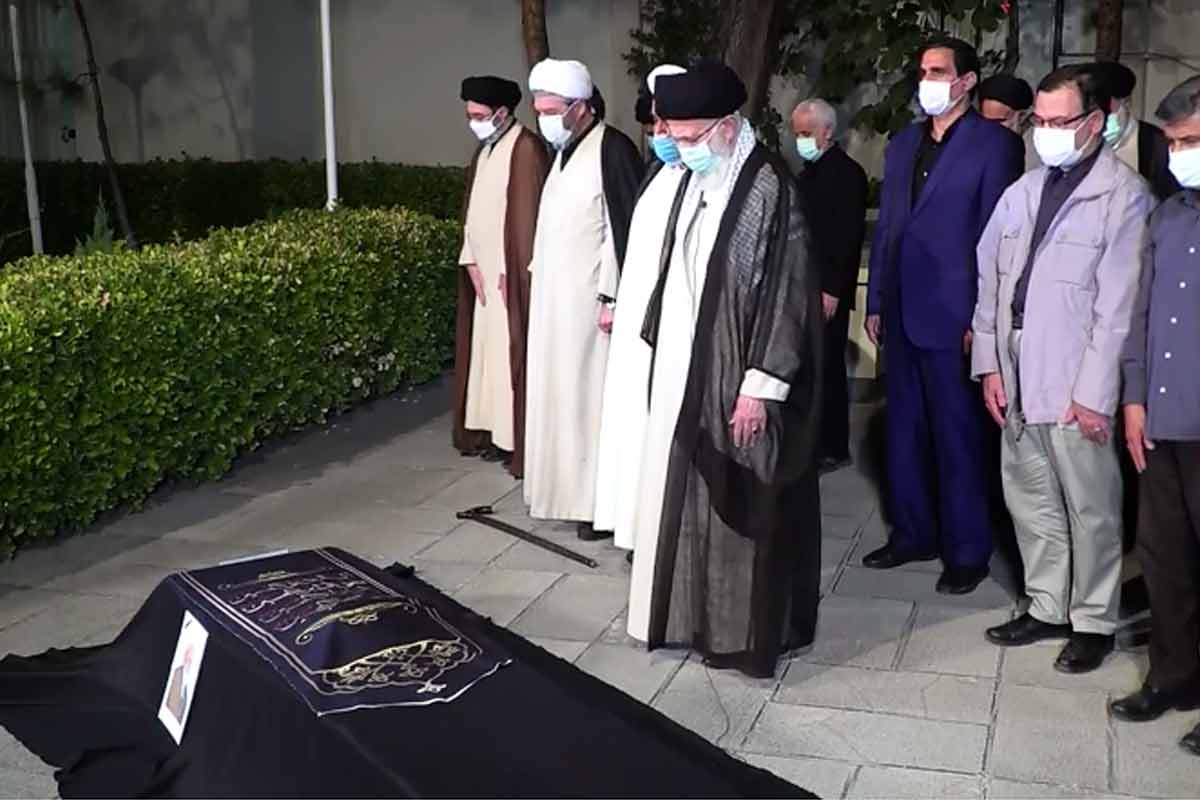 اقامه نماز رهبر انقلاب بر پیکر علامه حسن‌زاده آملی