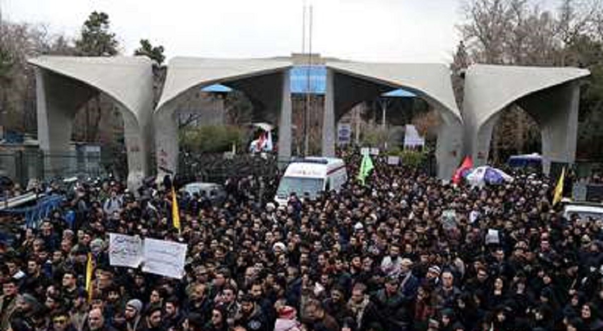 دانشجویان تهرانی یک روز قبل از ورود پیکر سردار سلیمانی غوغا کردند