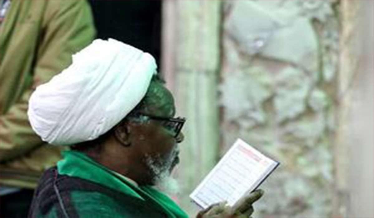 حضور رهبر شیعیان نیجریه در اولین شب از حسینیه معلی