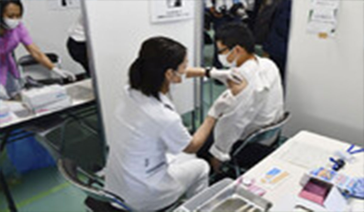کارکنان المپیک ژاپن در حال واکسیناسیون