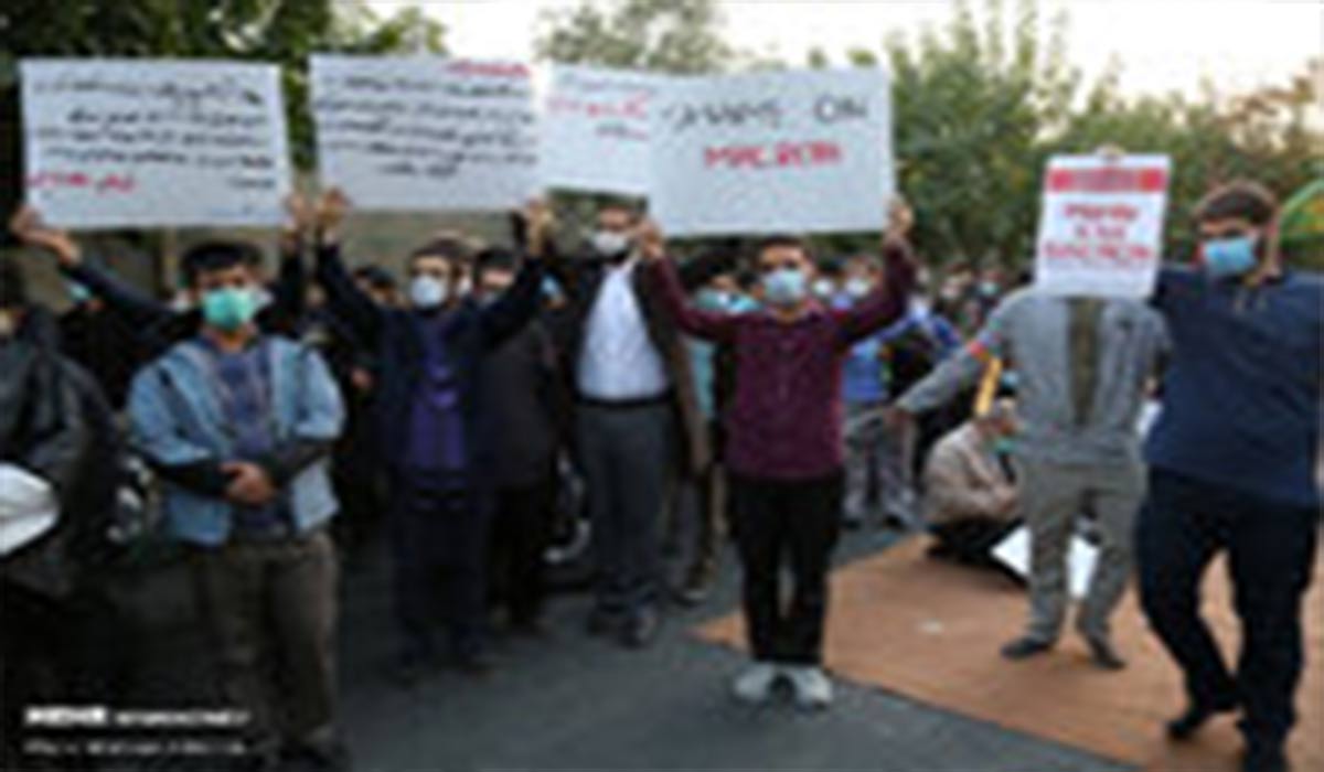 تصاویریی زیبا از تجمع دانشجویان تهران مقابل سفارت فرانسه
