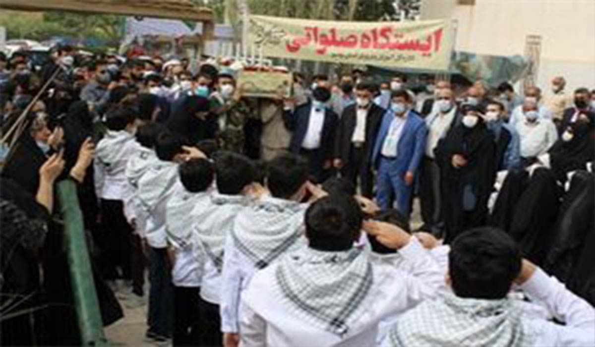 اجرای سرود "سلام فرمانده" توسط دانش‌آموزان بوشهری