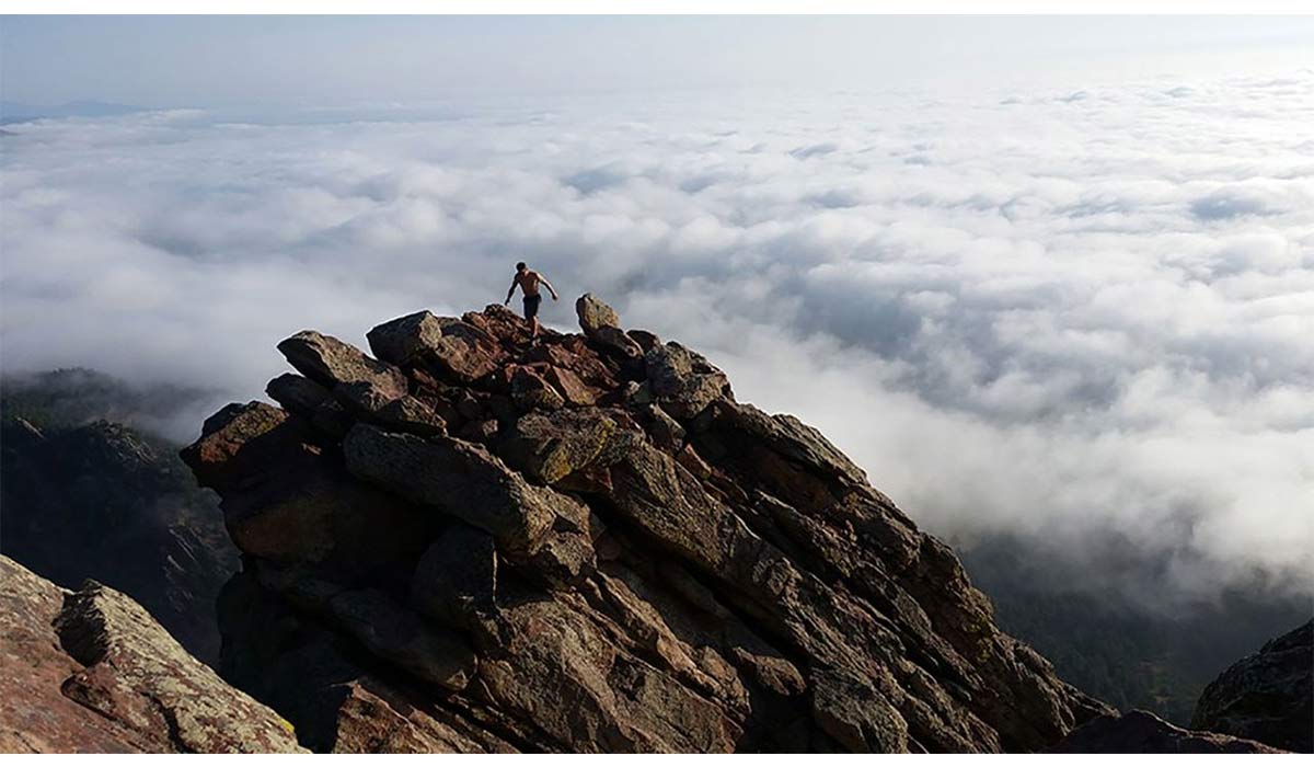 دویدن دو کوهنورد روی لبه تیغه دره، در یک متری مردان شجاع