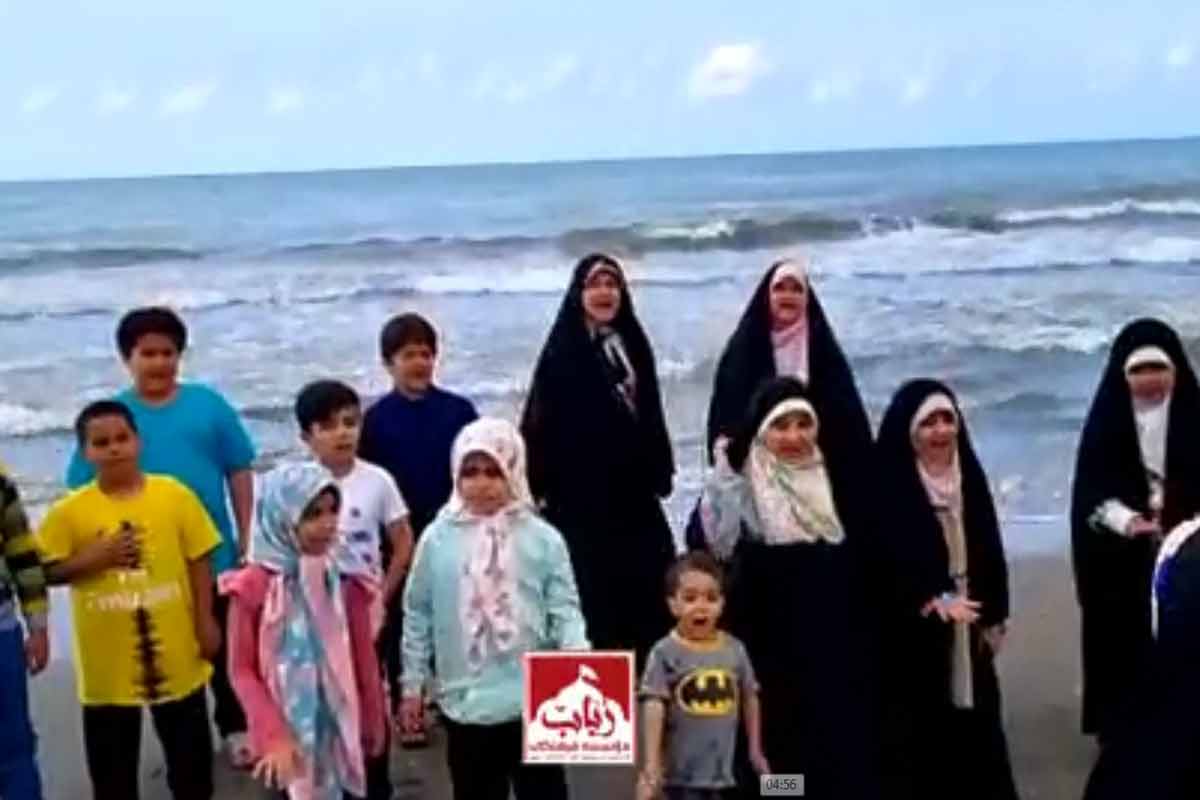 اجرای سرود «سلام فرمانده» توسط فرزندان شهدای مدافع حرم در ساحل نوشهر