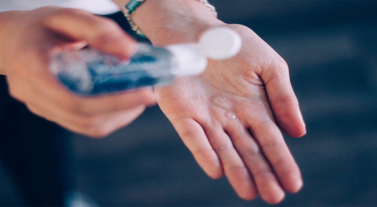 آیا بعد از استفاده از ژل‌های ضدعفونی کننده باید دستان خود را برای نماز آب بکشیم؟