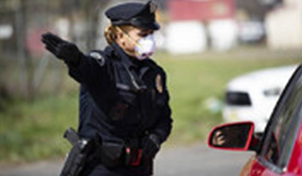 حمله وحشیانه به افسر پلیس زن توسط  یک بی‌خانمان در آمریکا
