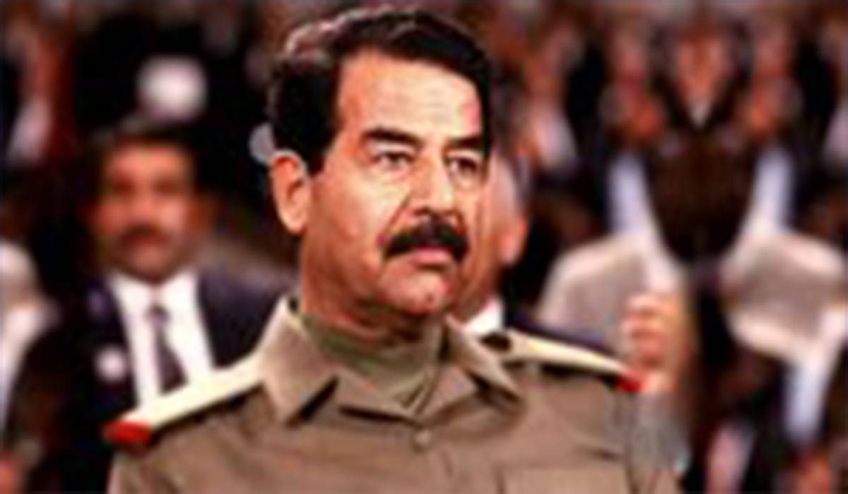 حضور یک شهروند با گریم صدام حسین در استادیوم فوتبال!