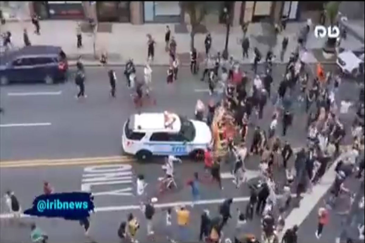 صحنه‌ای عجیب از حمله و زیرگرفتن معترضان آمریکایی توسط پلیس نیویورک!