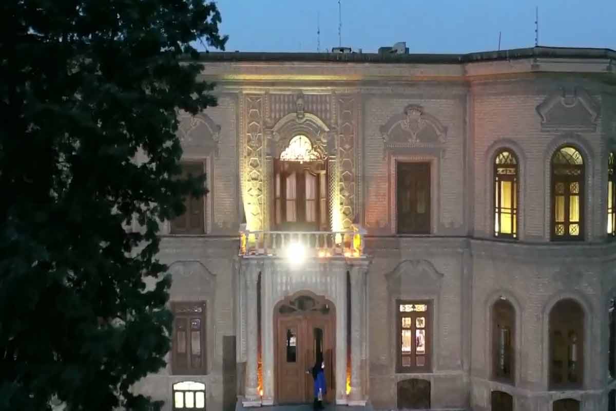 زیبایی ساختمان موزه آبگینه در شب